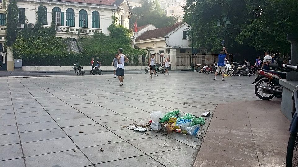 Hà[-]Nội:[-]Rác[-]thải[-]đầy[-]phía[-]sau[-]tượng[-]đài[-]Lý[-]Thái[-]Tổ